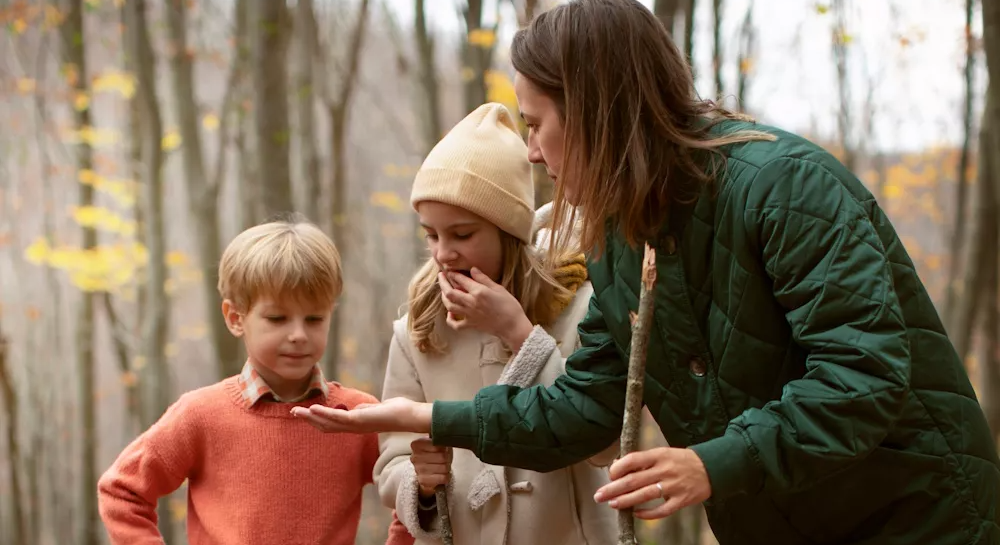 Pädagogische Fachkraft im Gespräch mit einem Jugendlichen in der Natur