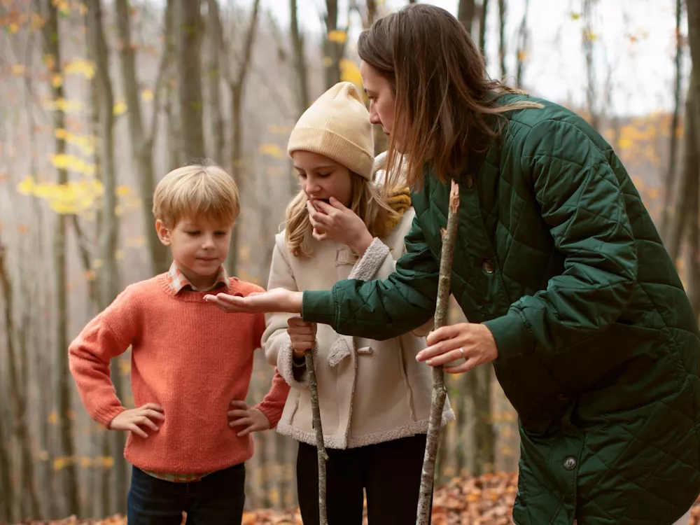 Pädagogische Fachkraft im Gespräch mit einem Jugendlichen in der Natur
