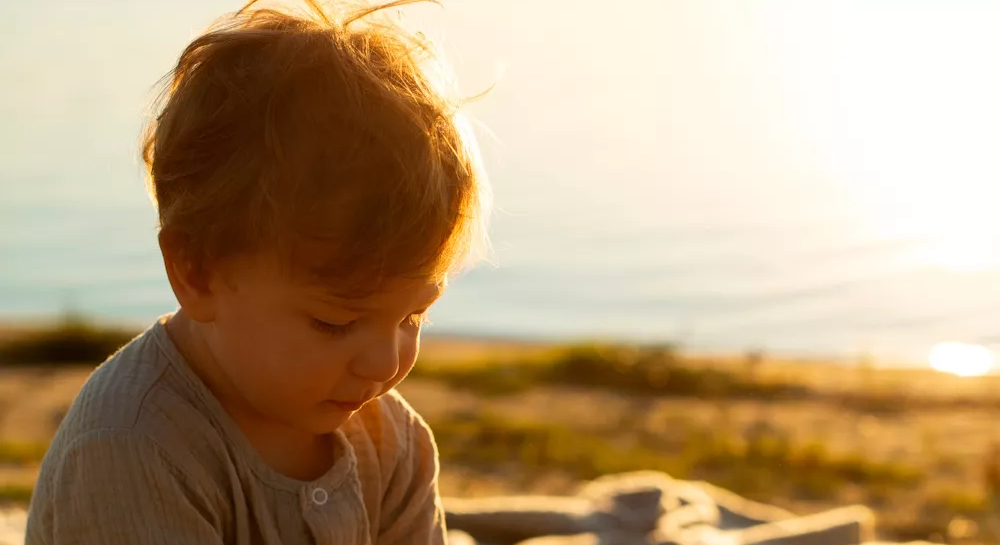 Kind spielt glücklich am Wasser