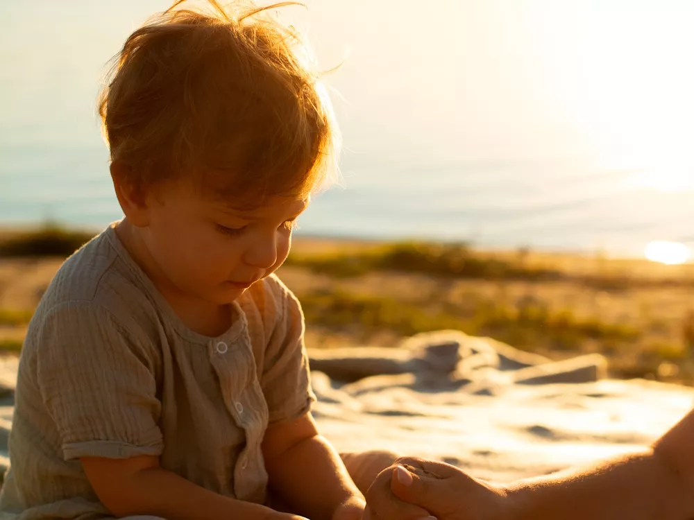 Kind spielt am Strand